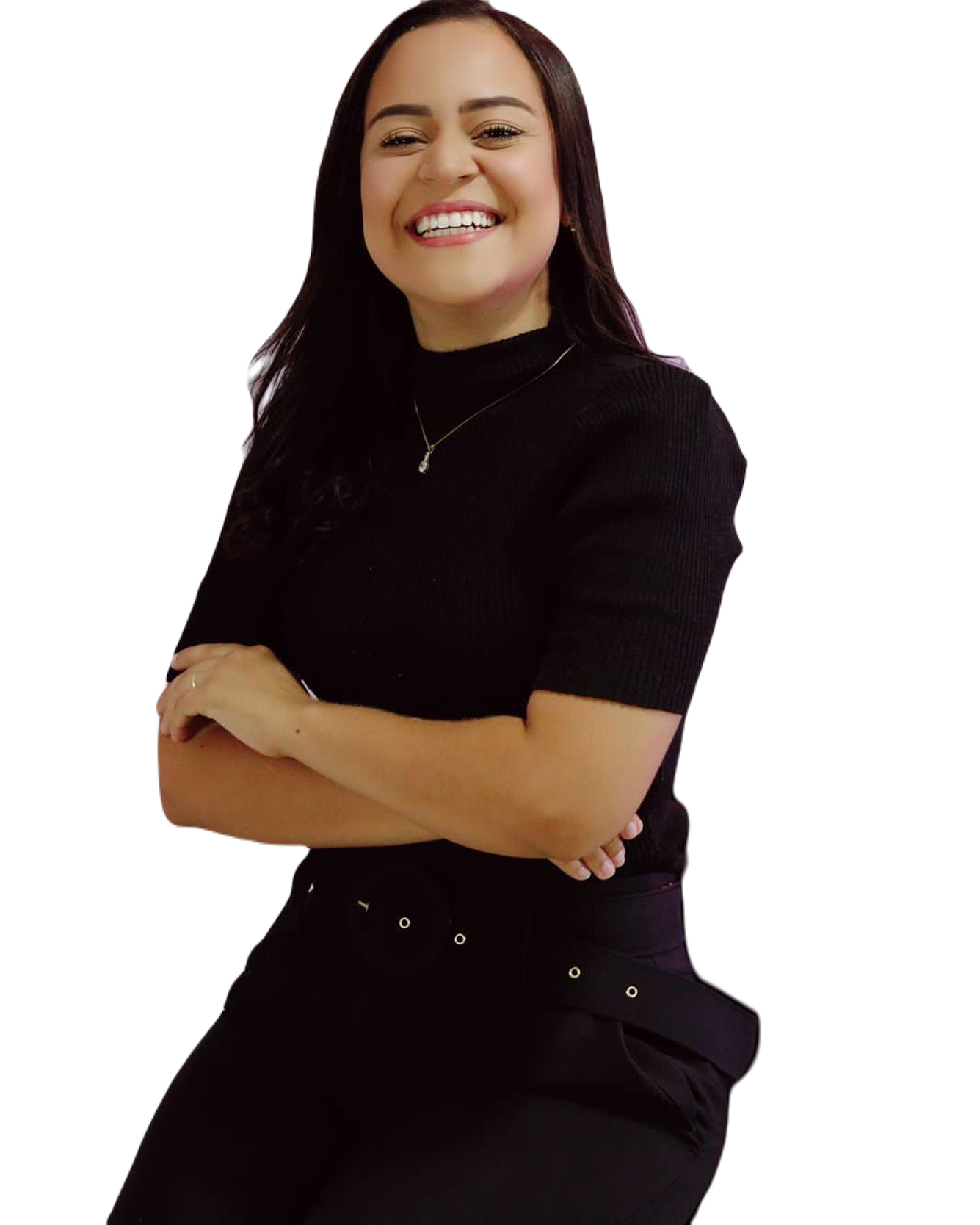 Mulher negra vestindo moletom verde com as duas mãos no peito e sorrindo