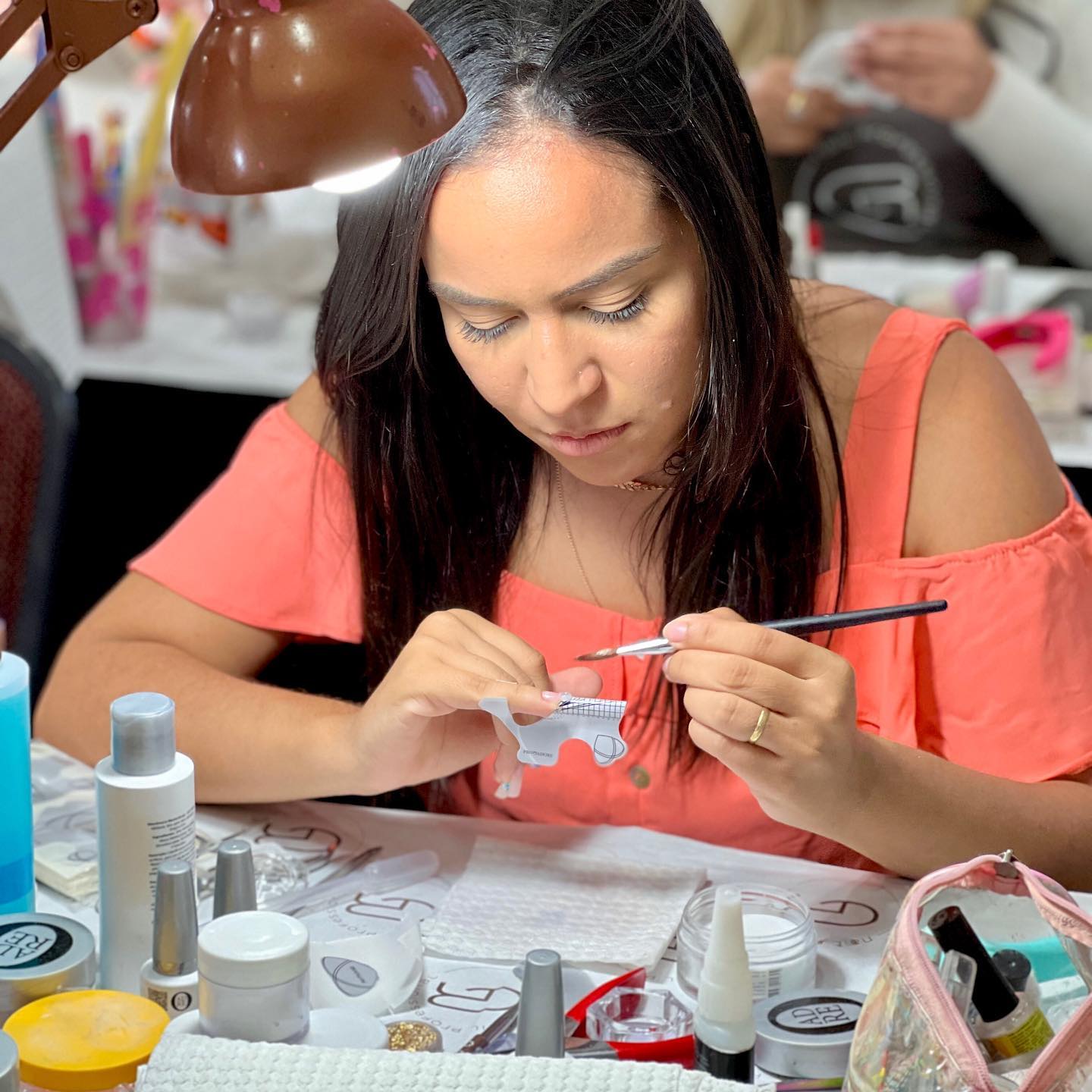 luana esmaltando sua unha